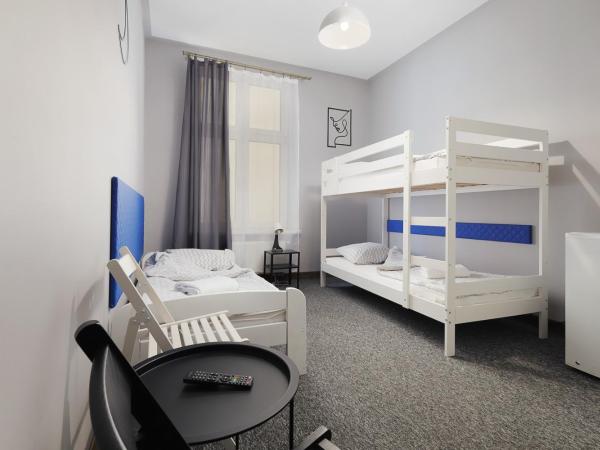 Moon Hostel Kraków : photo 3 de la chambre chambre triple avec salle de bains