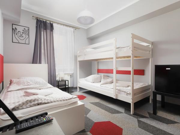 Moon Hostel Kraków : photo 4 de la chambre chambre triple avec salle de bains