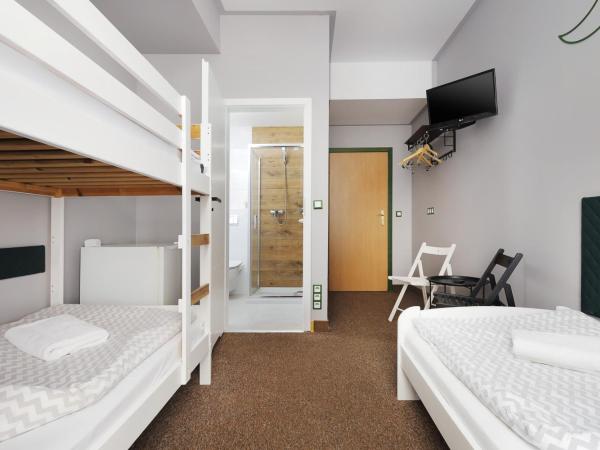 Moon Hostel Kraków : photo 7 de la chambre chambre triple avec salle de bains