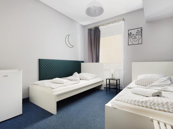 Moon Hostel Kraków : photo 7 de la chambre chambre lits jumeaux avec salle de bains