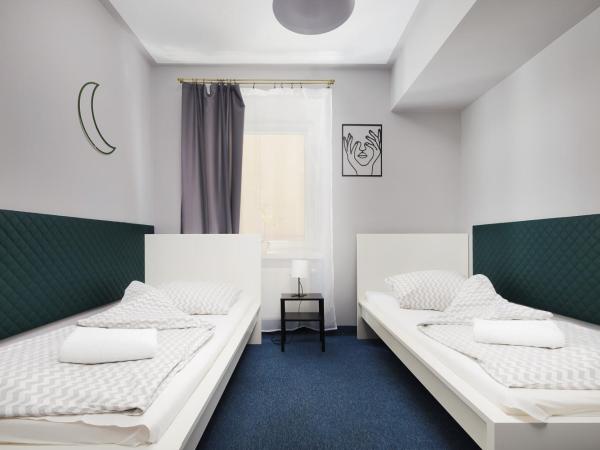 Moon Hostel Kraków : photo 3 de la chambre chambre lits jumeaux avec salle de bains