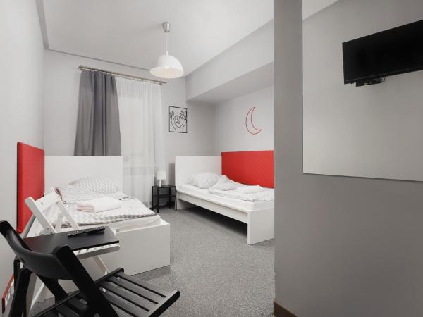 Moon Hostel Kraków : photo 5 de la chambre chambre lits jumeaux avec salle de bains