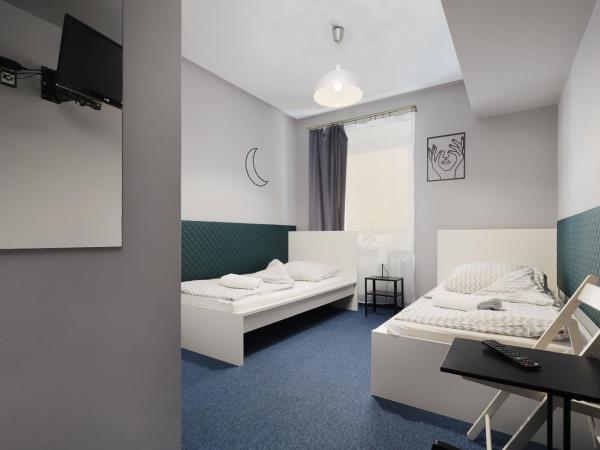 Moon Hostel Kraków : photo 4 de la chambre chambre lits jumeaux avec salle de bains