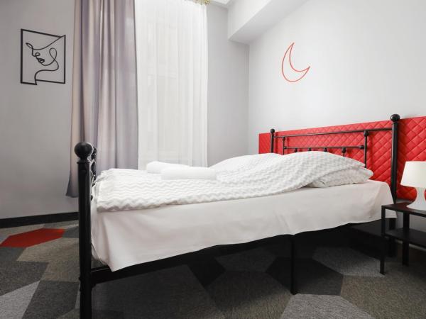 Moon Hostel Kraków : photo 5 de la chambre chambre double avec salle de bains