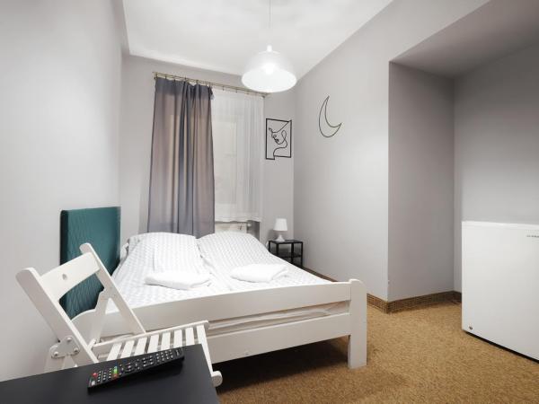 Moon Hostel Kraków : photo 3 de la chambre chambre double avec salle de bains