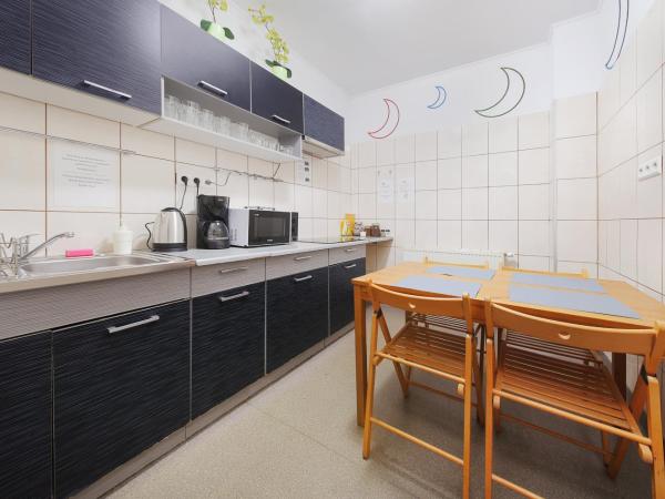 Moon Hostel Kraków : photo 8 de la chambre chambre double avec salle de bains