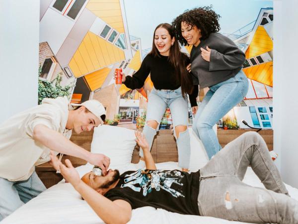 Rotterdam Teleport Hotel : photo 2 de la chambre chambre 4 personnes avec lit king-size