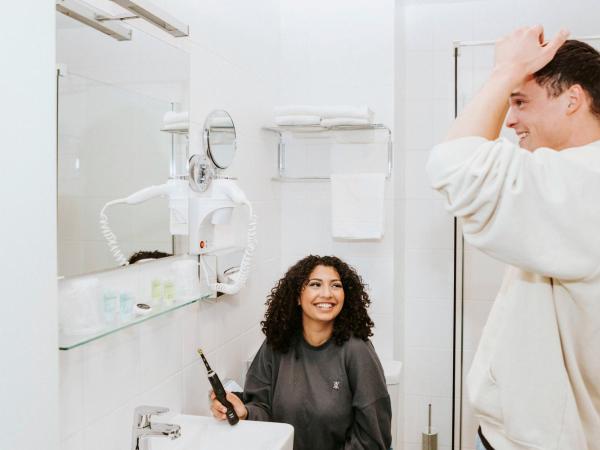 Rotterdam Teleport Hotel : photo 4 de la chambre chambre 4 personnes avec lit king-size