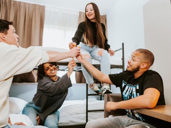 Rotterdam Teleport Hotel : photo 3 de la chambre chambre 4 personnes avec lit king-size