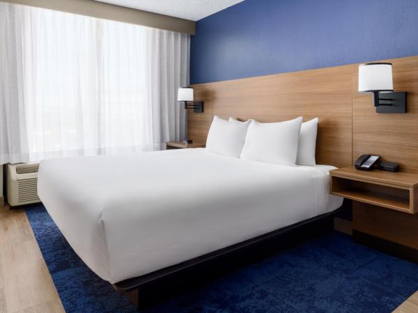 Hyatt Place across from Universal Orlando Resort : photo 1 de la chambre chambre lit king-size avec canapé-lit