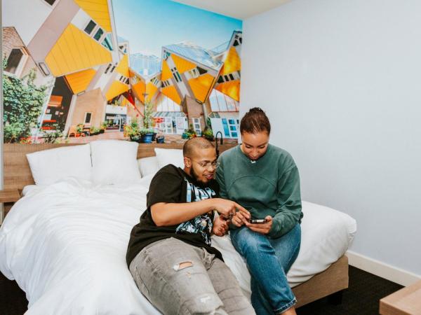 Rotterdam Teleport Hotel : photo 6 de la chambre chambre lit king-size 6 personnes