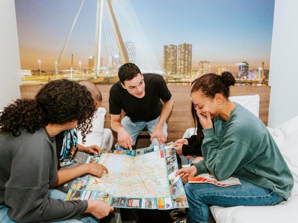 Rotterdam Teleport Hotel : photo 5 de la chambre chambre lit king-size 6 personnes