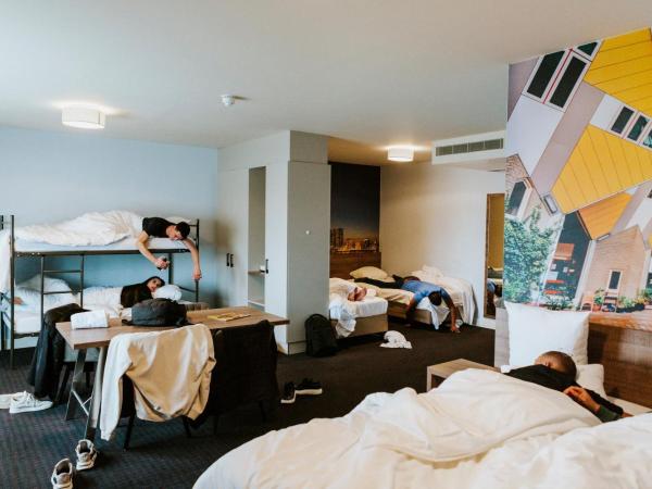 Rotterdam Teleport Hotel : photo 2 de la chambre chambre lit king-size 6 personnes