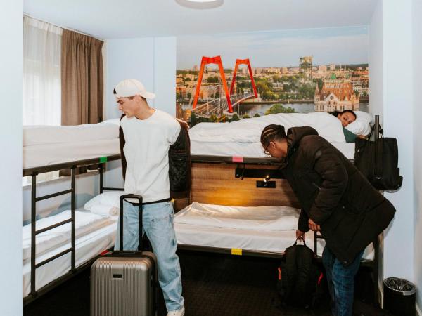 Rotterdam Teleport Hotel : photo 2 de la chambre lit dans dortoir mixte de 8 lits