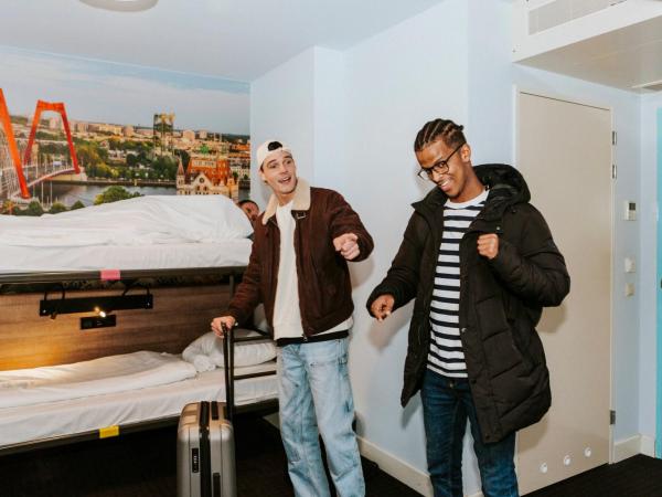 Rotterdam Teleport Hotel : photo 3 de la chambre lit dans dortoir mixte de 8 lits