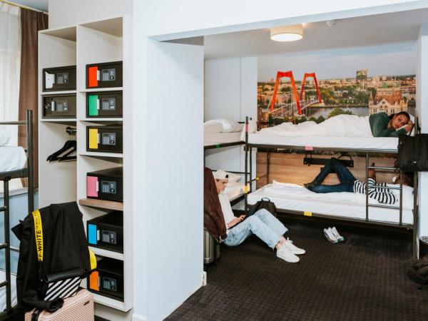 Rotterdam Teleport Hotel : photo 1 de la chambre lit dans dortoir mixte de 8 lits