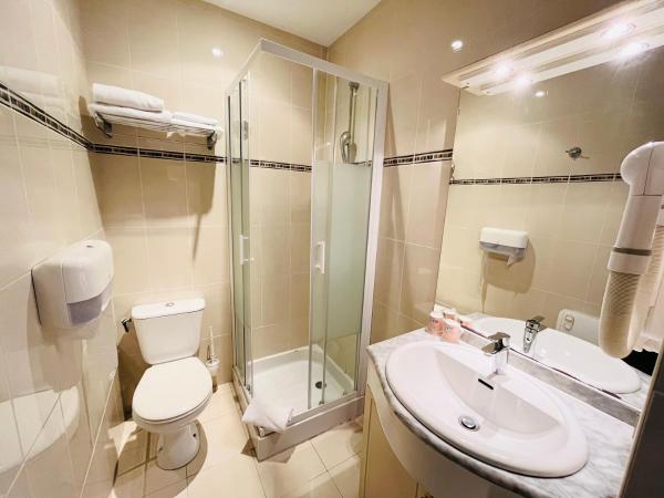 Les Alizes : photo 5 de la chambre chambre double - vue sur rue