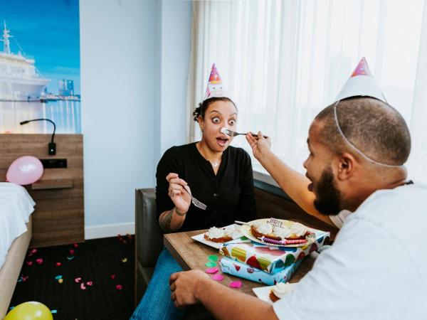 Rotterdam Teleport Hotel : photo 6 de la chambre chambre d'angle lit king-size