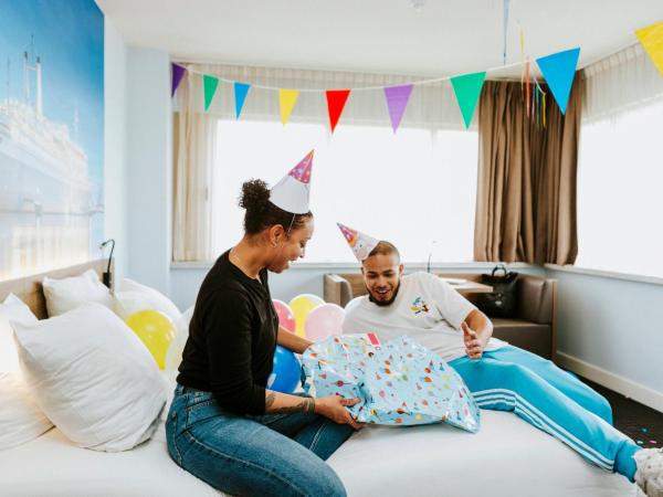 Rotterdam Teleport Hotel : photo 2 de la chambre chambre d'angle lit king-size