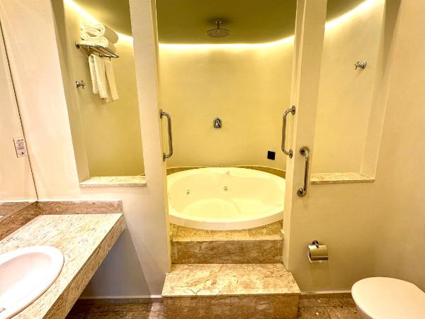 San Michel Hotel : photo 5 de la chambre suite lit king-size avec baignoire spa