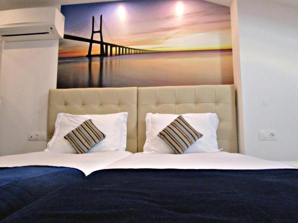 Lisbon City Apartments & Suites by City Hotels : photo 2 de la chambre chambre lits jumeaux avec fenêtre de toit et sans kitchenette