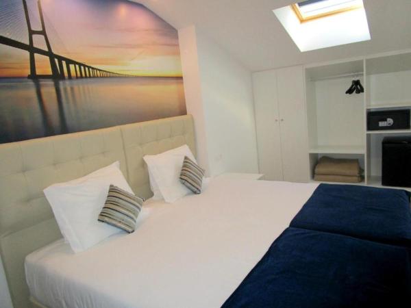 Lisbon City Apartments & Suites by City Hotels : photo 3 de la chambre chambre lits jumeaux avec fenêtre de toit et sans kitchenette