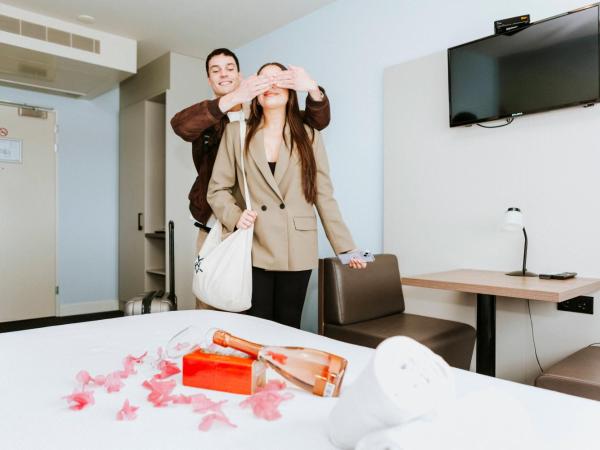 Rotterdam Teleport Hotel : photo 3 de la chambre chambre lit king-size - vue sur ville