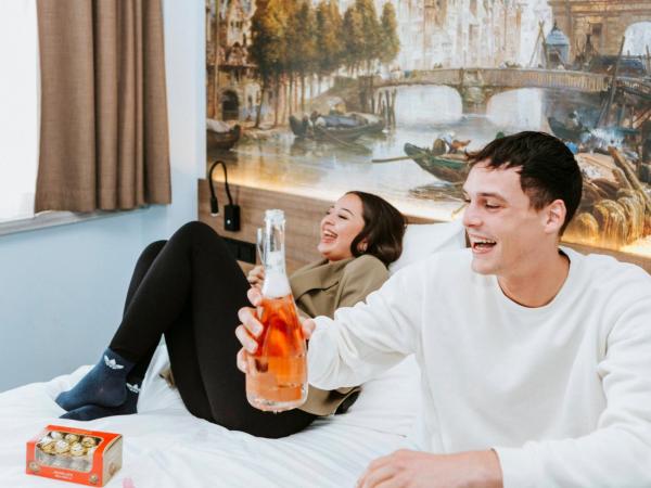 Rotterdam Teleport Hotel : photo 6 de la chambre chambre lit king-size - vue sur ville