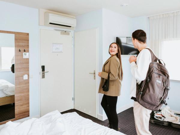 Rotterdam Teleport Hotel : photo 5 de la chambre chambre lit queen-size - vue sur ville