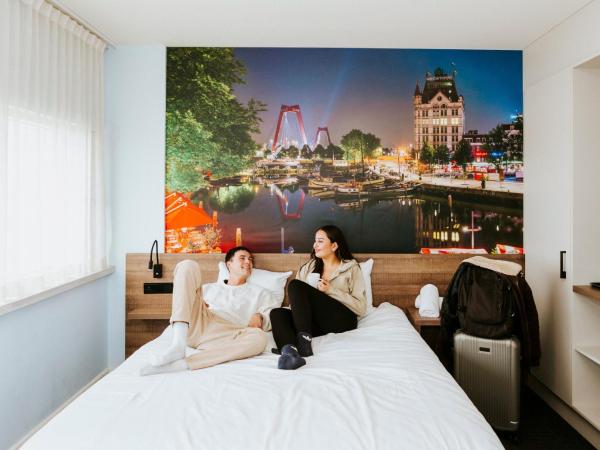 Rotterdam Teleport Hotel : photo 2 de la chambre chambre lit queen-size - vue sur ville