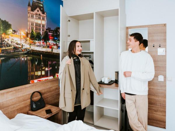 Rotterdam Teleport Hotel : photo 3 de la chambre chambre lit queen-size - vue sur ville