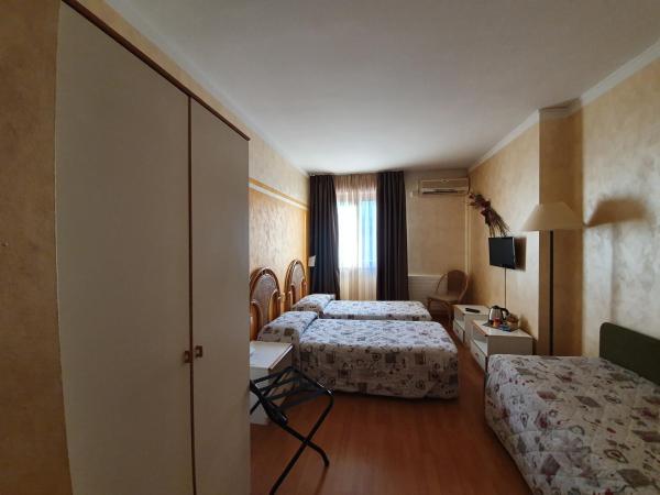 Hotel Le Pageot : photo 3 de la chambre chambre triple
