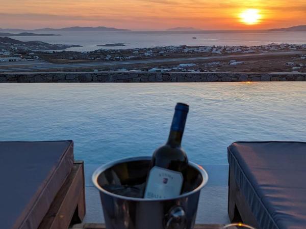 Sunset Hill Suites : photo 1 de la chambre superior suite with sea and pool view and hot tub