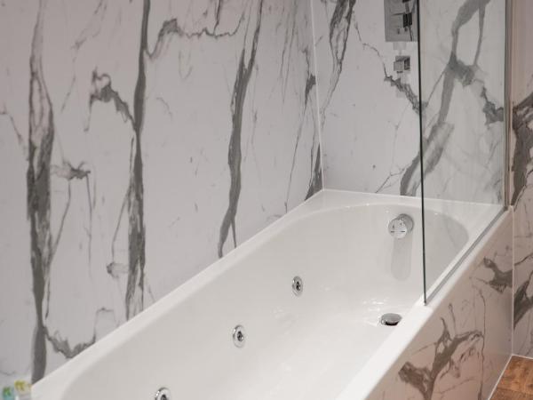 S.H Apartments : photo 7 de la chambre superior studio with jacuzzi bath tub