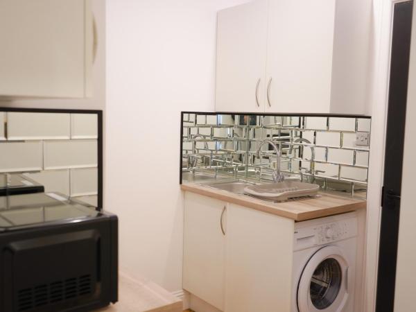 S.H Apartments : photo 7 de la chambre superior studio with garden access/projector screen