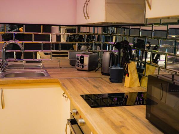 S.H Apartments : photo 5 de la chambre superior studio with fireplace