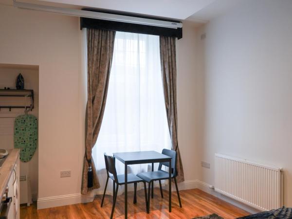 S.H Apartments : photo 6 de la chambre superior studio with projector screen and open shower