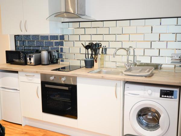 S.H Apartments : photo 4 de la chambre superior studio with projector screen and open shower