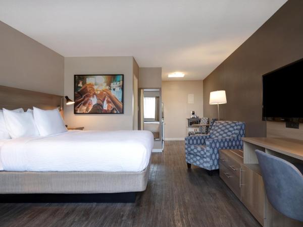 Days Inn by Wyndham Victoria Uptown : photo 2 de la chambre chambre lit king-size - vue limitée - non-fumeurs