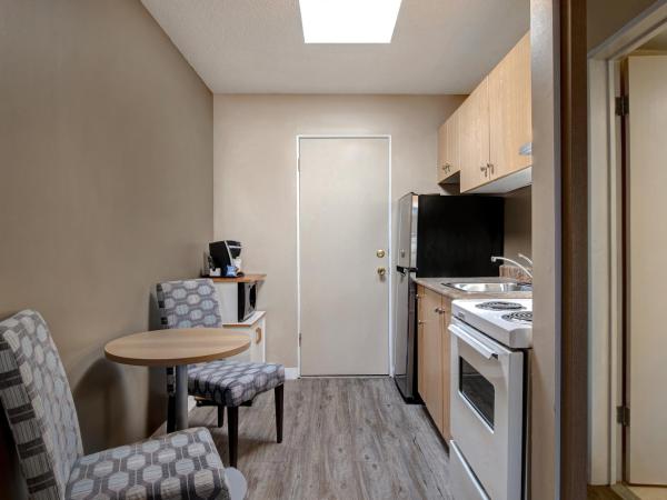 Days Inn by Wyndham Victoria Uptown : photo 4 de la chambre suite avec 2 lits queen-size - vue limitée - non-fumeurs