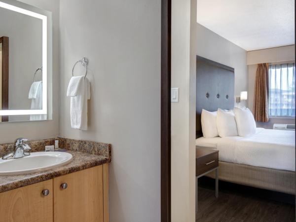 Days Inn by Wyndham Victoria Uptown : photo 3 de la chambre chambre lit king-size - non-fumeurs