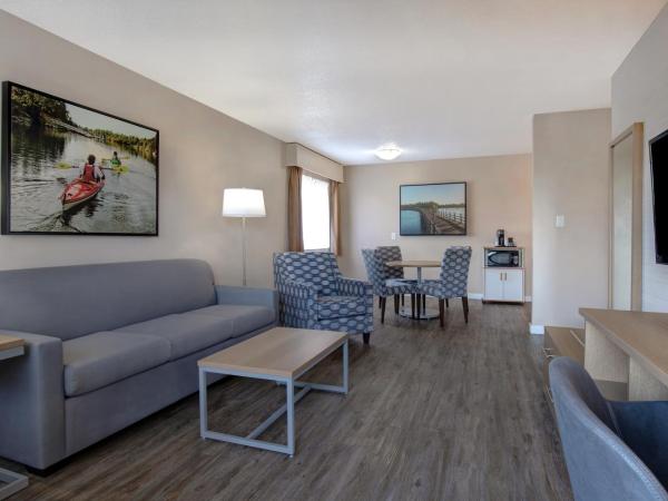 Days Inn by Wyndham Victoria Uptown : photo 4 de la chambre suite lit queen-size avec canapé-lit - vue sur eau - non-fumeurs