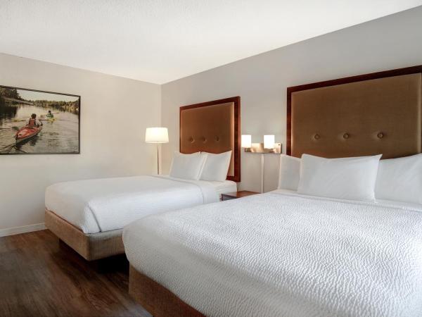 Days Inn by Wyndham Victoria Uptown : photo 2 de la chambre chambre Économique avec 3 lits queen-size - non-fumeurs