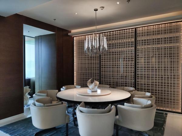 JW Marriott Hotel Sanya Dadonghai Bay : photo 7 de la chambre suite lit king-size présidentielle avec balcon - accès au salon exécutif