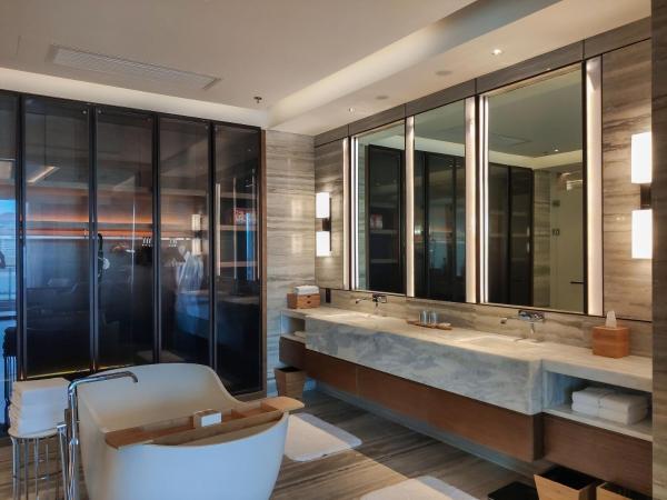 JW Marriott Hotel Sanya Dadonghai Bay : photo 6 de la chambre suite lit king-size présidentielle avec balcon - accès au salon exécutif