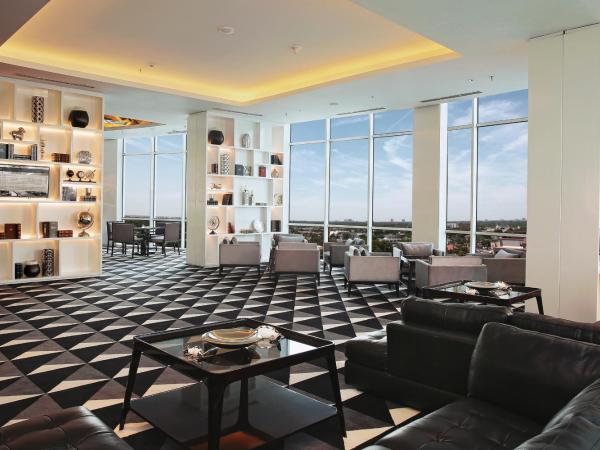 Hotel Ciputra World Surabaya managed by Swiss-Belhotel International : photo 7 de la chambre suite
