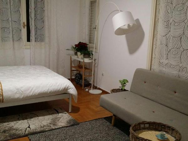 Rooms in Central Athens : photo 1 de la chambre chambre familiale avec salle de bains commune