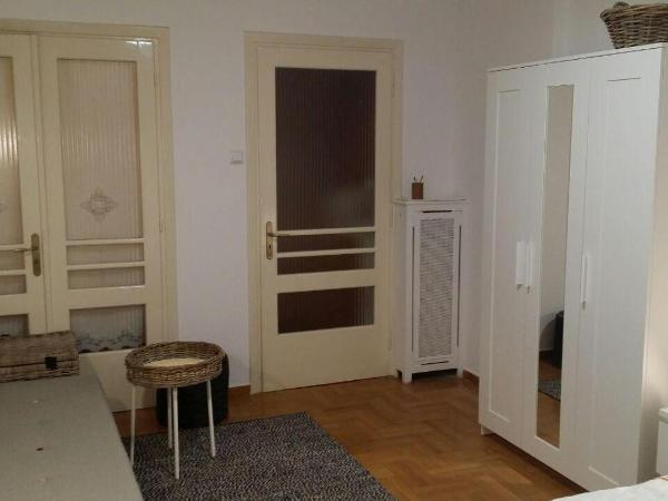 Rooms in Central Athens : photo 2 de la chambre chambre familiale avec salle de bains commune