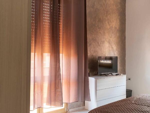 Monfalcone City Room Rental Apartment : photo 10 de la chambre chambre double de luxe avec balcon et salle de bains commune