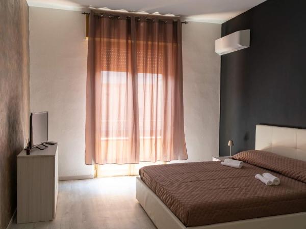Monfalcone City Room Rental Apartment : photo 2 de la chambre chambre double de luxe avec balcon et salle de bains commune